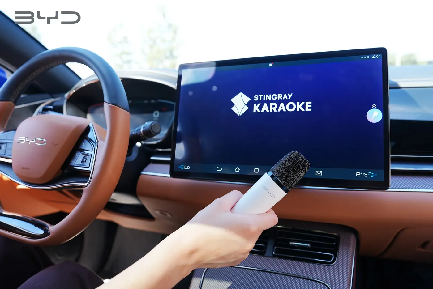 אפליקציית Stingray Karaoke מוצגת במסך המולטימדיה של רכב BYD